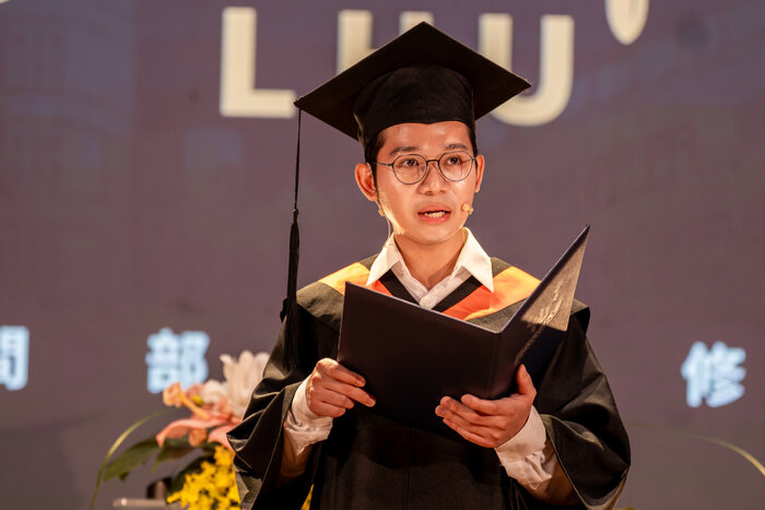 僑生代表、電子工程系陳錦海同學於畢業典禮中分享在台求學的成長歷程，感謝師長一路以來的關懷與支持。