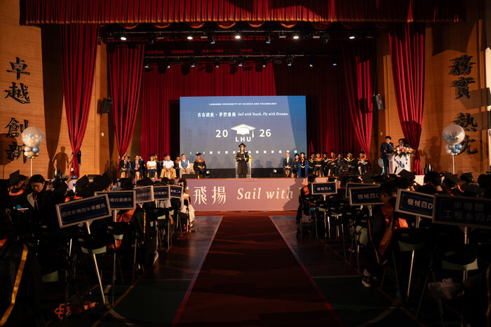 畢業生代表、文化創意與數位媒體設計系邱詠絜同學分享大學四年的學習與成長經驗，勉勵同學勇敢逐夢、迎向未來。