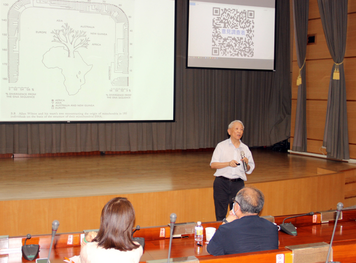 曾志朗院士以長年研究認知神經科學的豐富經驗，與龍華師長分享其獨到見解。