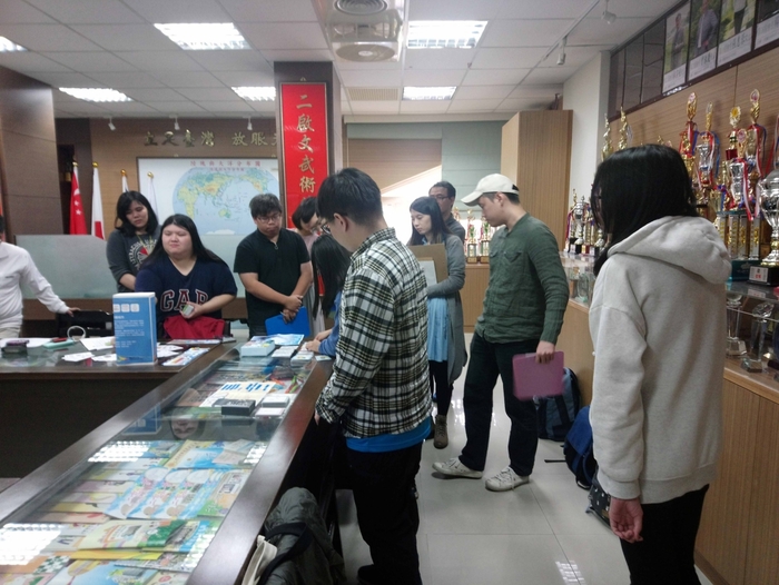 龍華科大遊戲系學生參加「新北市空氣品質議題桌遊設計競賽」，現場接受評審專業審視。