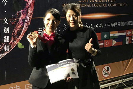 圖為龍華科大觀光系參加「第21屆金爵獎國際調酒大賽」獲獎學生蕭韻純(左一)與指導老師謝美婷合影。