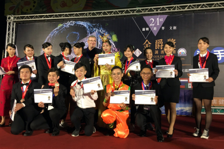 圖為「第21屆金爵獎國際調酒大賽」獲獎人員開心合影。
