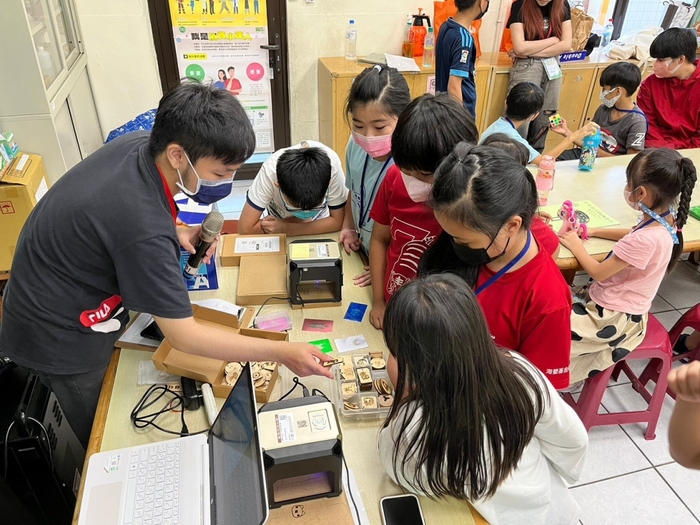 龍華科大團隊執行大學社會責任計畫，大手牽小手邀學童體驗資訊科技樂趣。