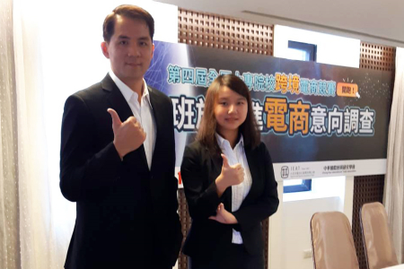 龍華科大國企系學生呂詩筠(右)，參加電商競賽獲廠商青睞，提供工讀及暑期實習機會，行銷顧問蕭旻谷對她工作表現讚譽有佳