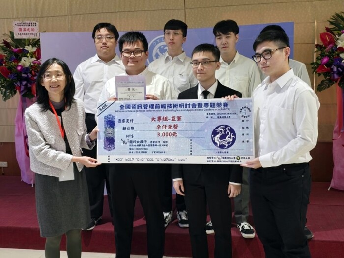 資管系馬芳資師生團隊「應用多模態技術與RAG於ESG學習平台」作品獲亞軍。圖片