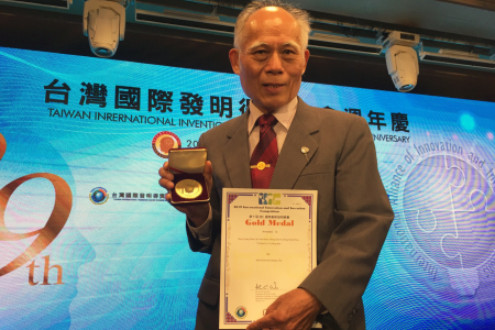 龍華科大化材系74歲碩士生蕭科耀，本屆競賽獲金銀雙獎，寶刀未老。