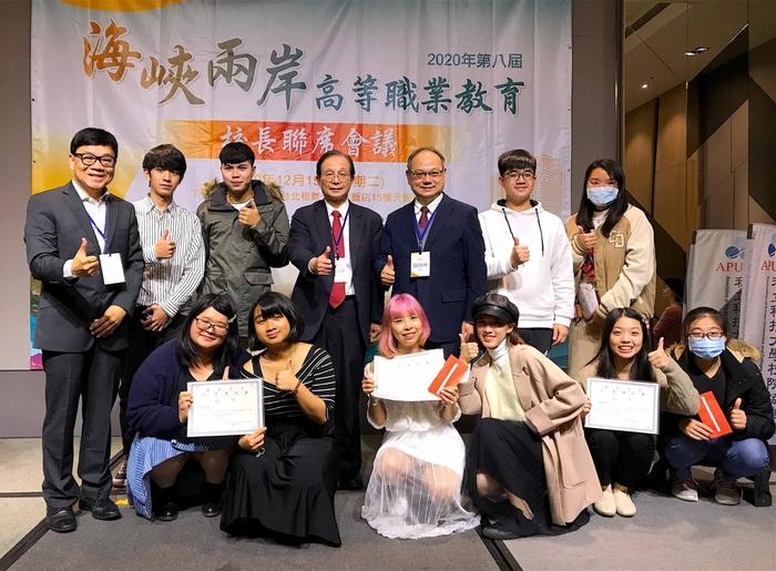 「飛越海峽 兩岸青少年攜手公益行」微視頻競賽，龍華科大文創系團隊勇奪8獎，獲獎同學與師長合影。圖片