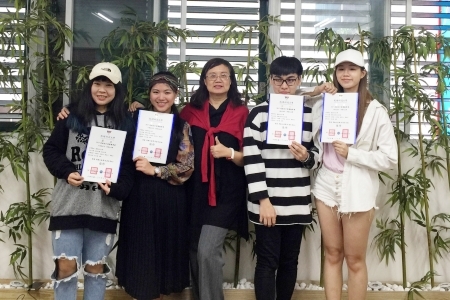 龍華科大張玉蓮老師(中)指導田家綾、蘇喜玉、蔡翔名、吳聿涵(由左至右)，獲得「潮海遊-海洋文化觀光」遊程規劃競賽佳作。