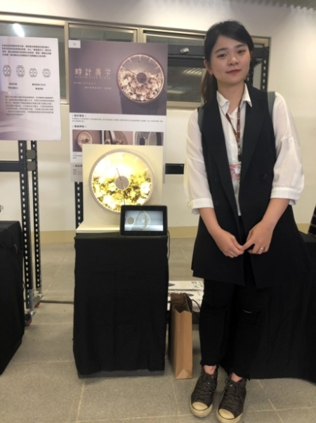 文創系洪詠琳設計作品「時計美學」壓克力時鐘，可自由搭配裝飾，提升居家生活情調。圖片