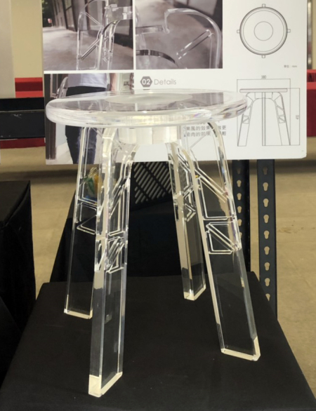 靈感來自大樓玻璃帷幕，文創系鍾嘉峻設計作品「水晶凳」，透明澄澈又耐撞好吸睛。圖片