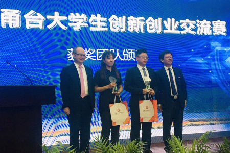 龍華科大校長葛自祥(左)讚許五專生團隊優異表現並合影。