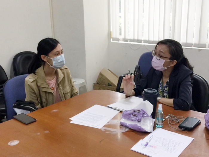 「履歷表健檢」由職涯老師一對一為畢業生輔導履歷表撰寫，以凸顯求職優勢。