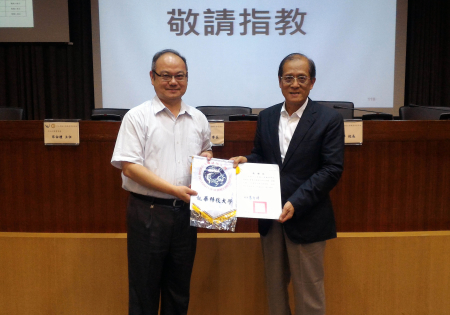 圖為龍華科大邀請高雄市私立中山工商陳國清董事長蒞校參訪，葛自祥校長(左)致贈紀念品，感謝其無私分享教育實務經驗。
