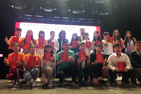 龍華科大國企系曾婉筑 (後排右一)，榮獲專業英文海峽兩岸賽商管類組一等獎。