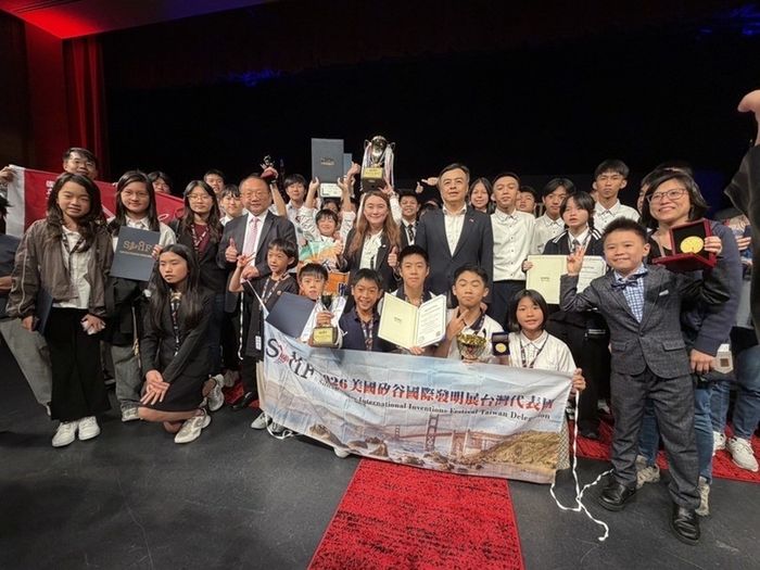 龍華科大半導體工程系林宗新副教授與2026美國矽谷國際發明展臺灣代表團合影，師生研發成果成功登上國際舞台。