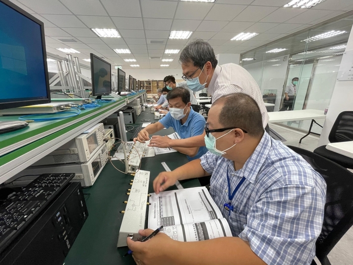龍華科大5G毫米波技術應用實務人才培育課程，陳逸謙教授指導學員實作。