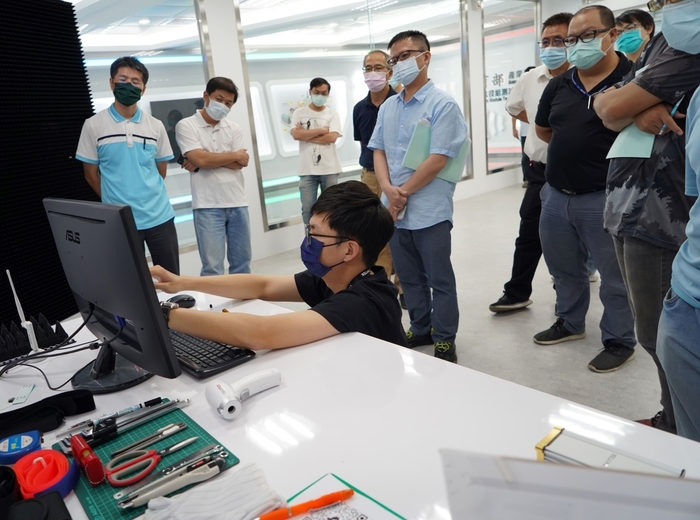 稜研科技專家說明運用波束成形開發套件進行OTA量測與驗證陣列天線。