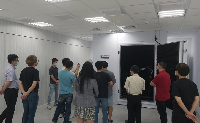 龍華科大類產業環境實作基地，與業界同步設備，提供學子完整一站式實習。