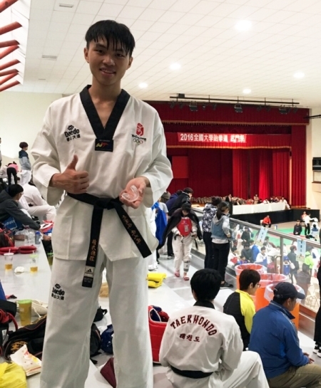 圖為龍華科大企管系學生陳勁豪，榮獲第六屆全國大學跆拳道武鬥祭黑帶男子一般組奧運第三量級銅牌。