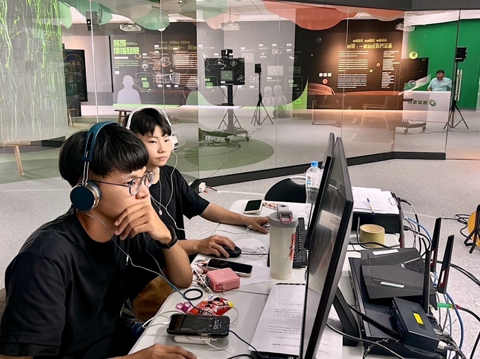 龍華文創系學生團隊在「Open Studio」展現數位影視內容製播的專業實力。圖片