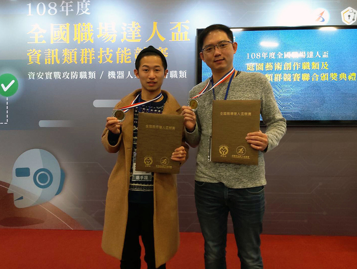 龍華科大機械系老師沈志陽、專案助理研究員龔立軒,參加108年全國職場達人盃-資訊類群技能競賽,榮獲機器人系統整合職類銀牌。