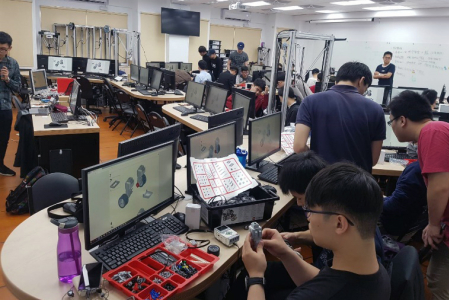 龍華科大是政府【亞洲˙矽谷】人才基地，培育重點產業所需跨領域專業技術人才。