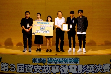 圖為龍華文創系學生佳作《防駭三部曲》，左起張志鵬、梅姝婕、葉恆、莊澤文(右二)、林成楷(右一)。