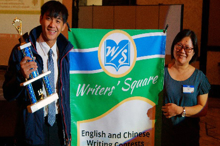 圖為「2016年中英文寫作比賽」成績揭曉，龍華科大應外系李博玄(左)，從全球共計1,519篇的英文作品中脫穎而出，榮獲第三名的佳績，與指導老師趙娟黛合影。)