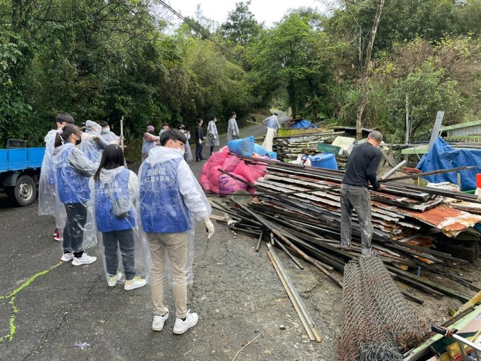 益幸福公益團隊志工協助園區環境整理。