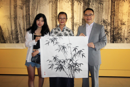 陳清貴大方將即席畫作贈送給師生，讓獲贈的師生喜不自勝。