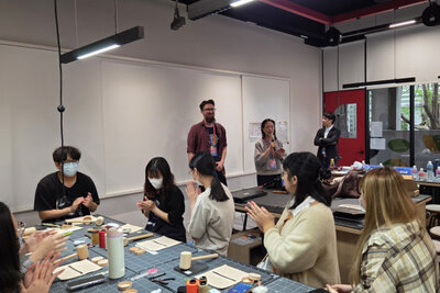 「工藝設計工作坊」於文創系數位材質實驗室展開，捷克工藝設計師 Matěj Michalčák 親自帶領學生動手創作，在分享與實作中體會工藝之美。