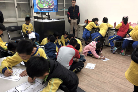 龍壽國小學童將魚畫在紙上，並透過平板掃描投射進電視螢幕中，開心體驗寓教於樂的校外教學。