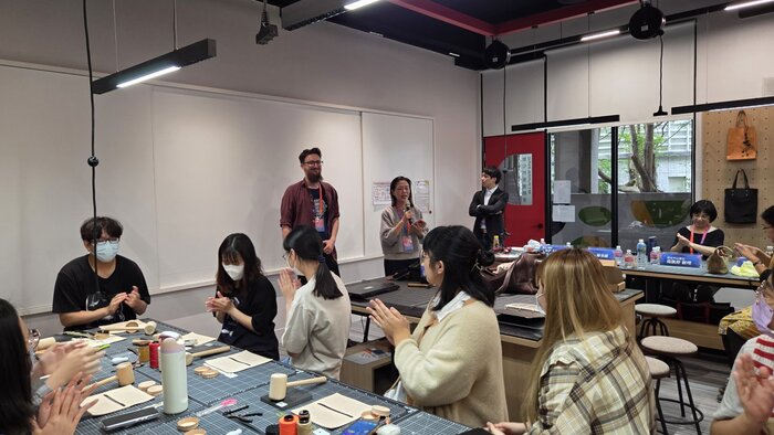 「工藝設計工作坊」於文創系數位材質實驗室展開，捷克工藝設計師 Matěj Michalčák 親自帶領學生動手創作，在分享與實作中體會工藝之美。