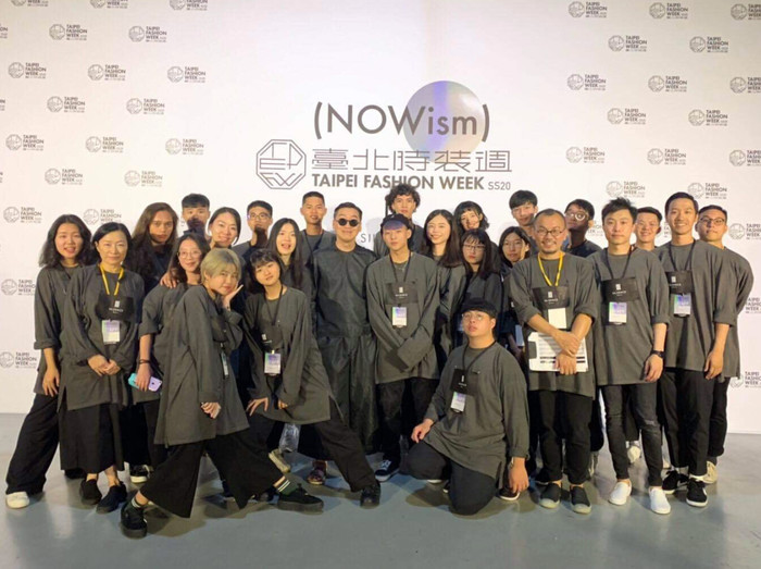 龍華科大文創系學生參與動態展演後合影,體會業界實務。