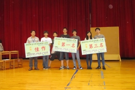 圖為龍華科大資網系同學於雲林科技大學榮獲自走車拐彎抹、mBot方程式、mBot大挪移第一名與第三名。