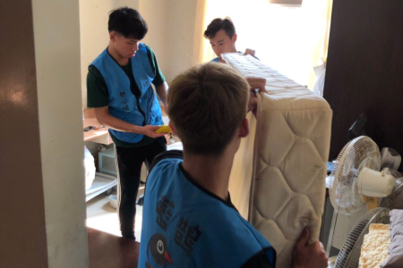 龍華藍鵲志工服務隊到獨居長輩住處，協助整理環境清潔。