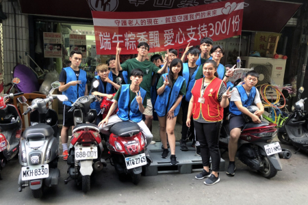 龍華科大資管系師生組成藍鵲志工服務隊，秉持熱忱與愛心樂在公益。
