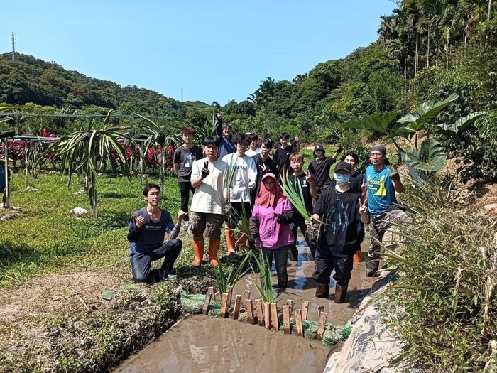Lunghwa USR Project on Firefly Protection invites community participation by Restoring Habitat for a Beautiful Home