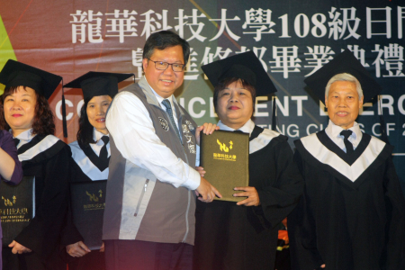 華科大畢業典禮，桃市長鄭文燦頒發樂齡大學結業生證書，肯定其好學精神。