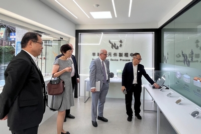 龍華科技大學全面建構AI、半導體、5G通訊與智慧製造實作環境，美國史蒂文斯理工學院校長率院長等人參訪龍華科大近年深耕實作教育與國際化發展累積的國際影響力。