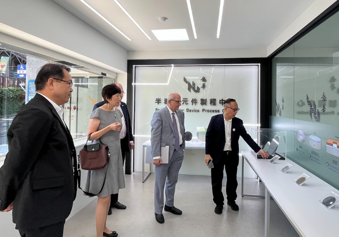龍華科技大學全面建構AI、半導體、5G通訊與智慧製造實作環境，美國史蒂文斯理工學院校長率院長等人參訪龍華科大近年深耕實作教育與國際化發展累積的國際影響力。