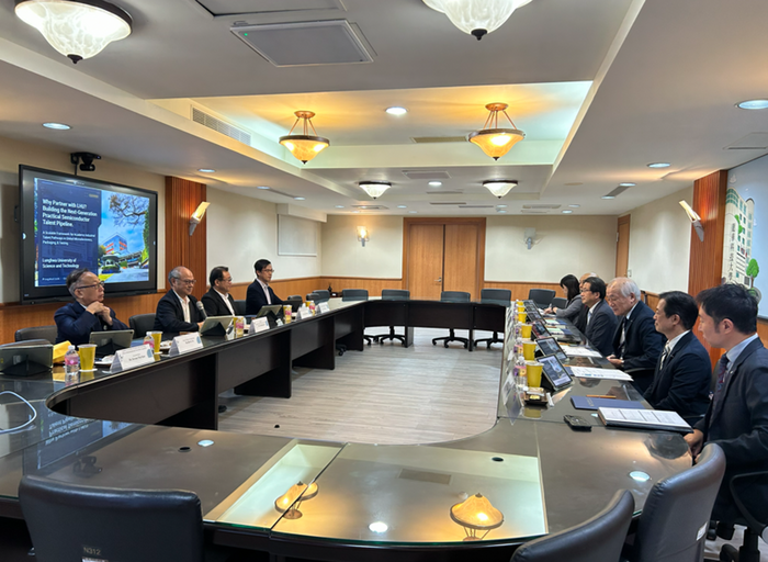 日本九州產業大學校長北島己佐吉率領該校主管至龍華科大交流訪問，特別參訪龍華科大日前正式揭牌啟用的「AI高速運算中心」。