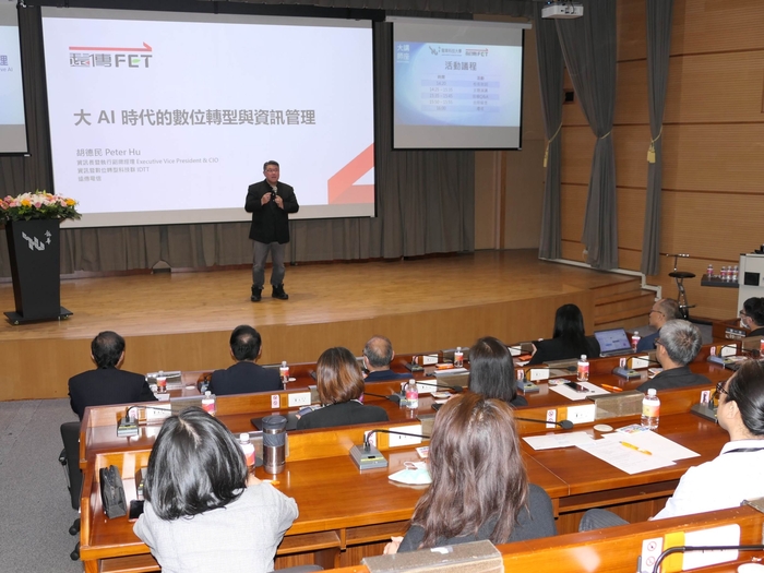 During the lecture, Vice President Hu De-Min shared strategies for enterprise digital transformation and information management in the era of big AI.