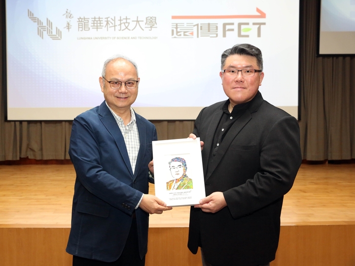 President Ko presented a commemorative gift to thank Vice President Hu for his insightful sharing.