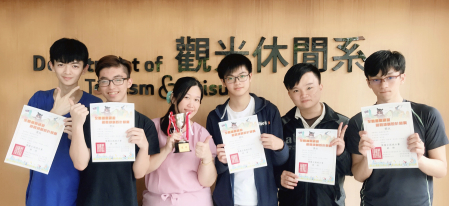 龍華科大觀休系許書館、詹凱鈞、林柏勳、林佳佑、林書甫，由林奕慬老師(左3)指導，參加全國運動旅遊遊程規劃設計競賽榮獲銀牌。