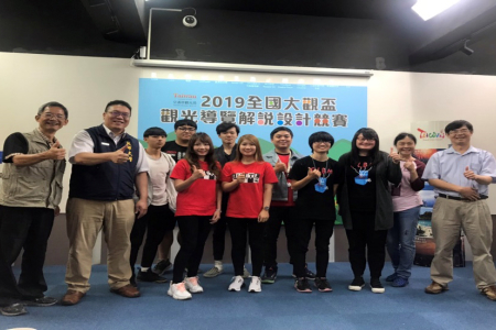 龍華科大潘氏妙秋、唐南美、陳翠柔、黃寶榮，分別榮獲大專越南語組銅牌獎及佳作。