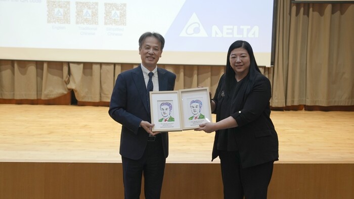 龍華科大柯淑芬副校長致贈「光影再生」文創紀念品予陳啟禎人資長,象徵永續創新精神的傳承。圖片