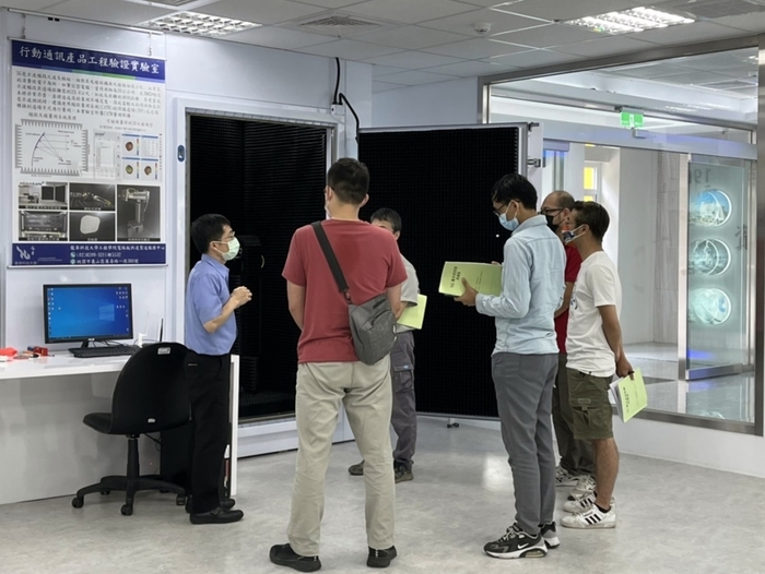 學員參訪類產業環境實作基地設備。