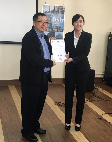 圖為龍華科大觀休系梁紋綺，參加「2017金鳶杯台灣創意導覽解說競賽」，榮獲大專組第二名。
