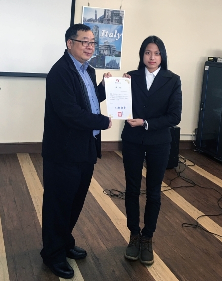 圖為龍華科大觀休系楊雪微，參加「2017金鳶杯台灣創意導覽解說競賽」，榮獲大專組佳作。